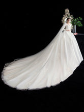 Vestido de novia de lujo con cola de hada y gran bosque