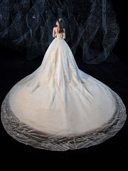 Vestido de novia de lujo con gran cola y estrellas