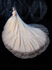 Vestido de novia de lujo con gran cola y estrellas