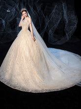 Vestido de novia de lujo con gran cola y estrellas