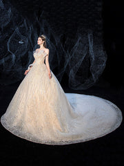 Vestido de novia de lujo con gran cola y estrellas