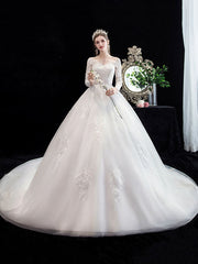 Vestido de novia de lujo con cola de hada y gran bosque