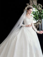 Vestido de novia de lujo con cola de hada y gran bosque