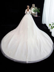 Vestido de novia de lujo con cola de hada y gran bosque