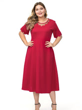 Vestido de color liso con cuello redondo y costuras de gasa