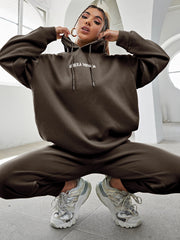 Kapuzenpullover mit Buchstabenstickerei und tief angesetzter Schulterpartie und Jogginghose