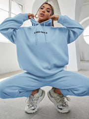 Kapuzenpullover mit Buchstabenstickerei und tief angesetzter Schulterpartie und Jogginghose