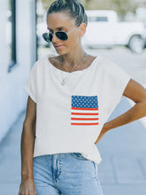 Top con hombros descubiertos y bolsillo con bandera estadounidense