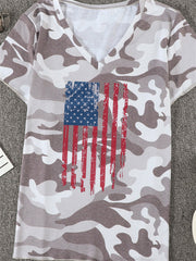 Kurzärmliges T-Shirt mit V-Ausschnitt und Camouflage-Print der amerikanischen Flagge