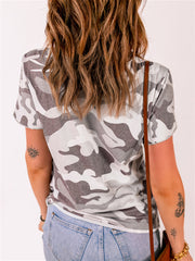 Kurzärmliges T-Shirt mit V-Ausschnitt und Camouflage-Print der amerikanischen Flagge