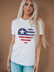 Camiseta de cuello redondo con estampado de corazón y bandera estadounidense