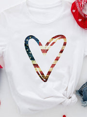 Camiseta de manga corta con estampado de silueta de corazón y bandera estadounidense
