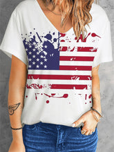 Camiseta holgada blanca con cuello en V y estampado de bandera estadounidense
