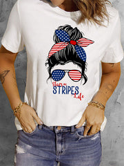 Weißes T-Shirt mit Rundhalsausschnitt und amerikanischer Flagge