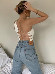 Rückenfreies, kurzes Tanktop mit unregelmäßigem One-Shoulder-Träger