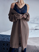 Einfarbige lange Strickjacke