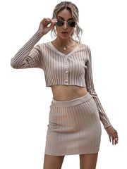 Zweiteiliger Anzug aus Strickpullover und kurzem Rock in reiner Farbe