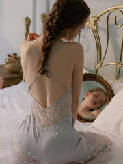 camisón de seda sintética con costuras de encaje