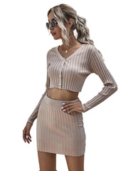 Zweiteiliger Anzug aus Strickpullover und kurzem Rock in reiner Farbe