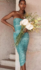 Vestido midi fruncido sin tirantes en verde