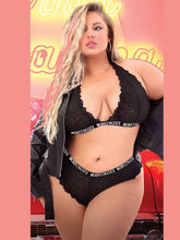 Traje de baño de encaje con cuello halter y letras en perspectiva.