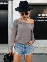 Einfarbiger Strickpullover mit einem Halsausschnitt