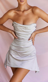 Trägerloses Satin-Minikleid