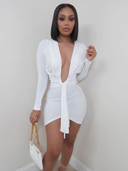 Einfarbiges, ultrakurzes Kleid mit tiefem V-Ausschnitt, langen Ärmeln, Quasten und Plissee