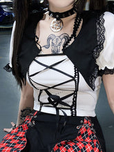 Schlankes Top mit Spitzenschnürung und Spleißen