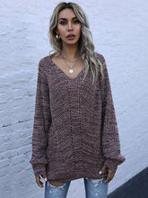 Einfarbiger Strickpullover mit V-Ausschnitt