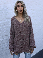 Einfarbiger Strickpullover mit V-Ausschnitt