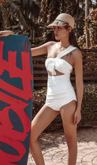 Traje de baño de una pieza blanco de un solo hombro