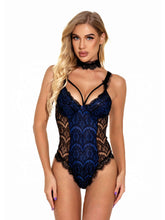 Cabestrillo con escote en V profundo y bordado