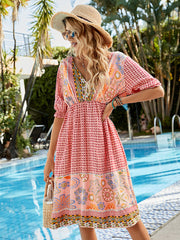 Vestido bohemio de manga corta con cuello en V