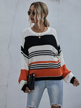 Dreifarbig gestreifter Strickpullover