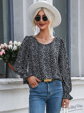 Camisa con estampado de leopardo y cuello redondo