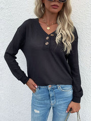 Strickwaren mit V-Ausschnitt und langen Ärmeln