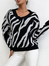 Schwarzer Pullover mit V-Ausschnitt und Zebramuster