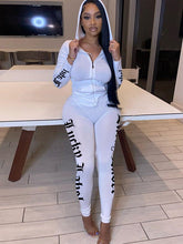 Zweiteiliger, modischer, eng anliegender Freizeitanzug mit Kapuze und Aufdruck