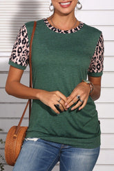 Camiseta verde con parches de leopardo