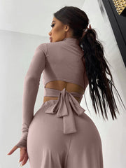 Traje de pantalón de manga larga con cuello alto