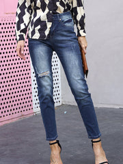 Streetstyle-Jeanshose mit zerrissenen Füßen