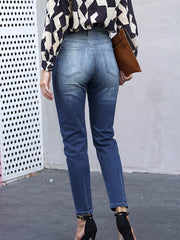 Streetstyle-Jeanshose mit zerrissenen Füßen