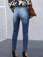 Streetstyle-Jeanshose mit zerrissenen Füßen