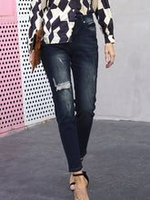 Streetstyle-Jeanshose mit zerrissenen Füßen