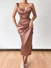 Einschultriges Kleid mit unregelmäßigem, hohem Schlitz