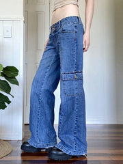 Verwaschene blaue Jeans mit Taschen und weitem Bein