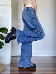 Verwaschene blaue Jeans mit Taschen und weitem Bein