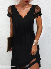 Gewelltes Chiffonkleid mit V-Ausschnitt und kurzen Ärmeln