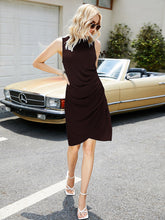 Falda corta ajustada sin mangas a la cadera